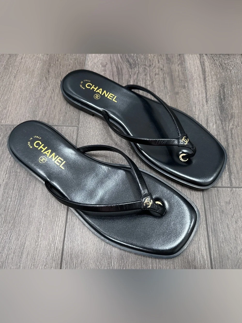 2026 CHANEL Black leather GOLD CC Logo FLIP FLOP Slides Flat Sandals 41.5C BLAZY